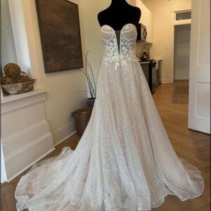 Elegant Strapless Wedding Dress